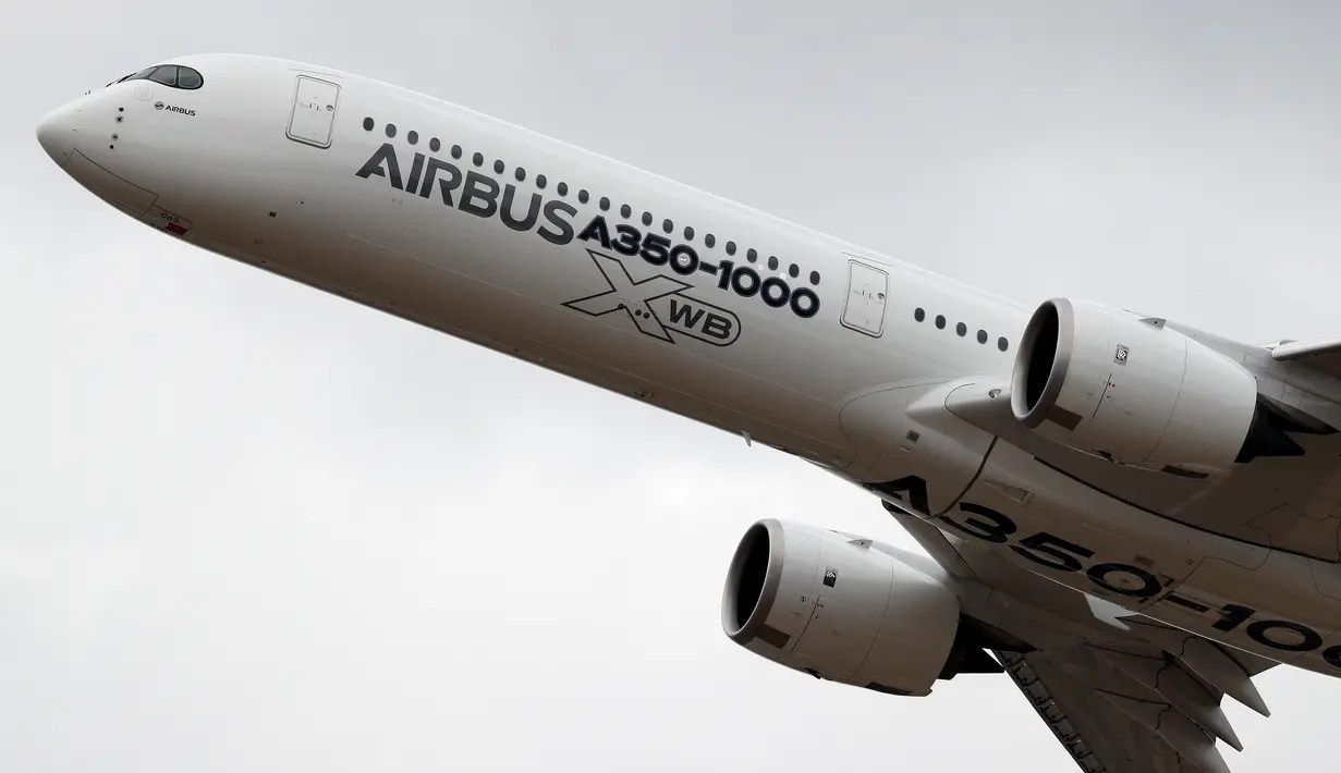 Pesawat penumpang Airbus A350-1000 XWB melakukan pertunjukan terbang di Farnborough Airshow, London, Inggris, Rabu (18/7). (Adrian DENNIS/AFP)