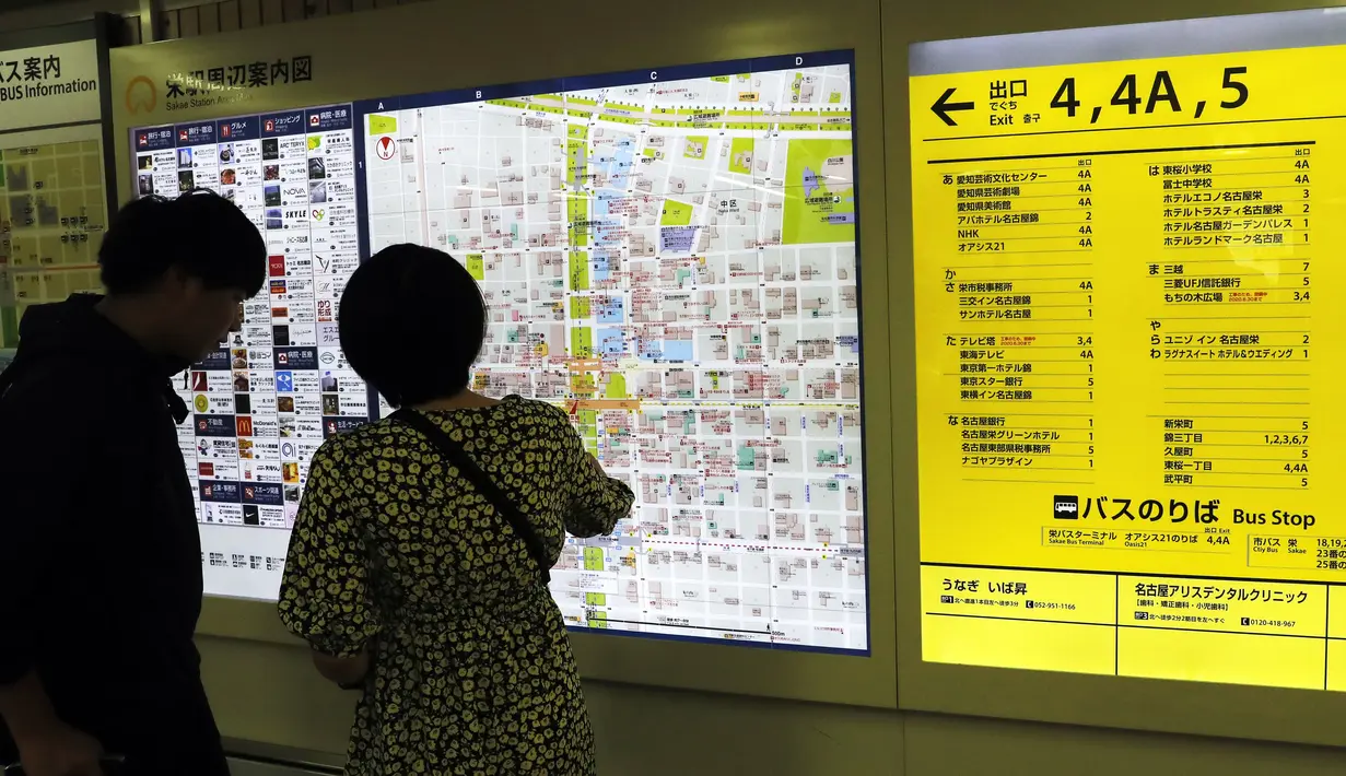 Penumpang melihat peta di stasiun kereta bawah tanah Nagoya, Jepang (23/9/2019). Nagoya merupakan kota terbesar keempat di Jepang dalam jumlah penduduk. (AP Photo/Christophe Ena)
