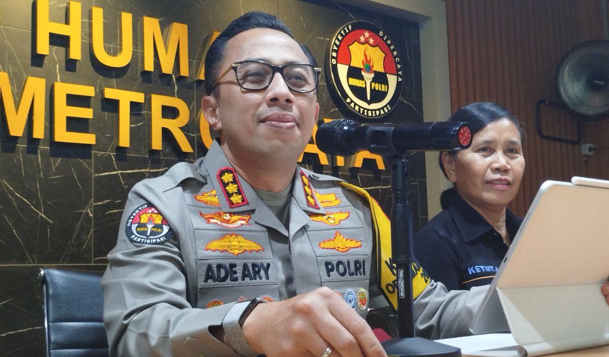 "MNM itu diduga memukul kor-ban. Kemudian satu lagi Saudara S (49) diduga menendang dan memukul korban dan juga kepada kamera korban," ujarnya.<br>