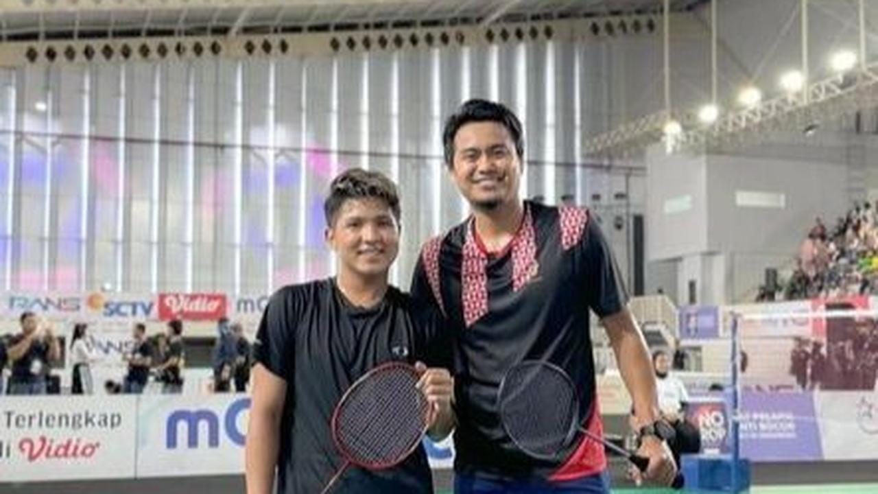 Jirayut bermain badminton dengan legenda bulu tangkis Indonesia, Tontowi Ahmad.
