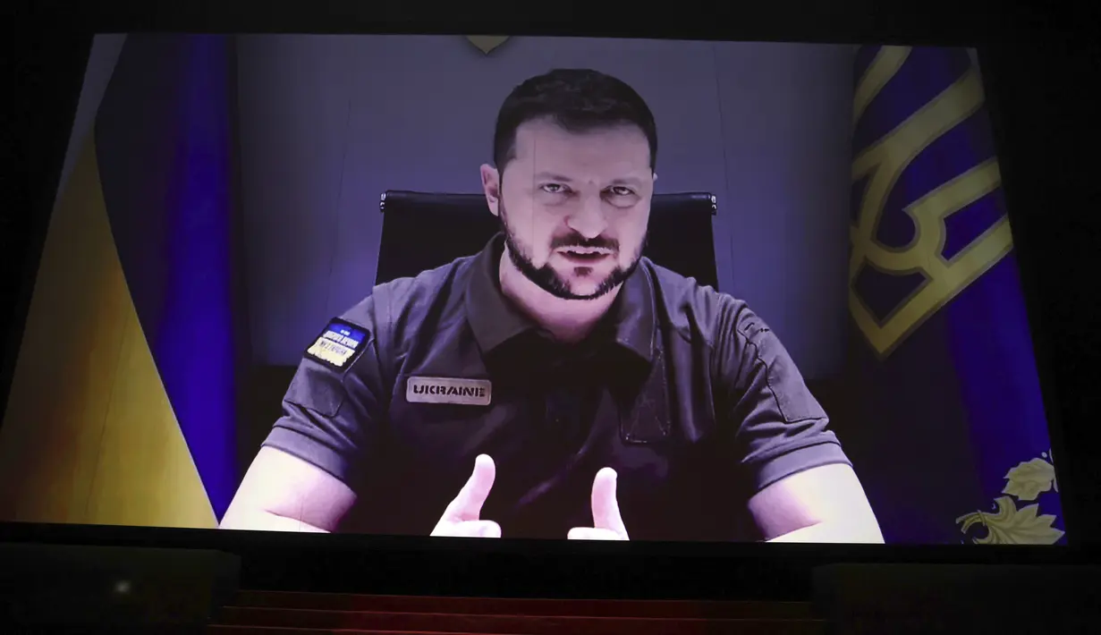 <p>Presiden Ukraina Volodymyr Zelensky menyampaikan pidato lewat video yang disetel saat upacara pembukaan Festival Film Cannes edisi ke-75 di Cannes, Prancis selatan, Selasa (17/5/2022). Video Zelensky yang ditampilkan dalam acara pembukaan pun membuat kaget para tamu undangan. (Photo by Vianney Le Caer/Invision/AP)</p>