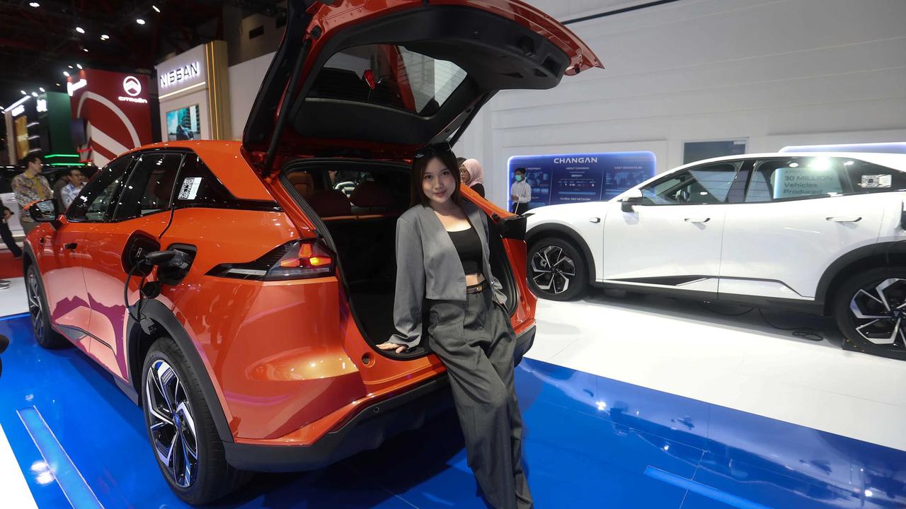 FOTO:  Senyum SPG Hiasi IIMS 2026