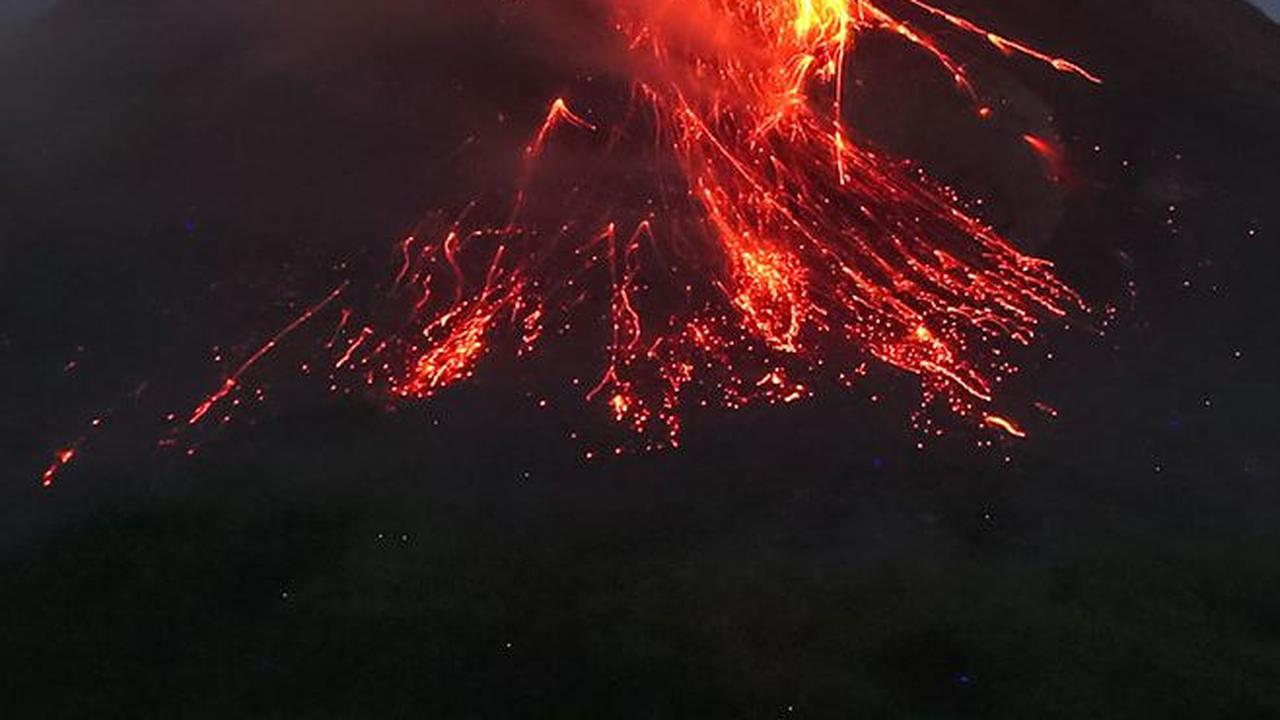 Gunung Merapi Luncurkan Guguran Lava Sejauh Ribuan Meter