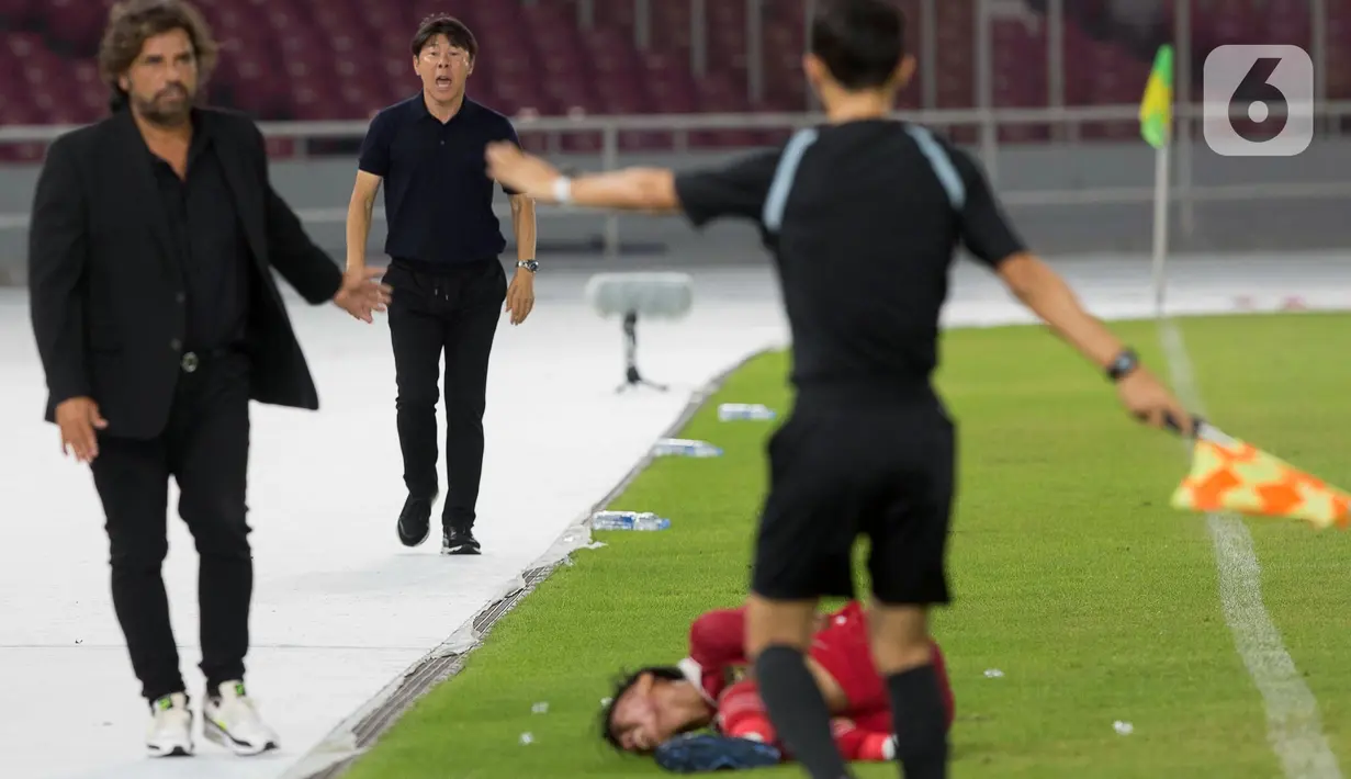 Pelatih timnas Indonesia, Shin Tae Yong (kedua kiri) melakukan protes saat melihat anak asuhnya terjatuh usai berebut bola dengan pemain Fiji pada laga International Friendly Match di Stadion Utama Gelora Bung Karno, Jumat (17/2/2023). Bertanding tanpa dihadiri penonton di Stadion Utama Gelora Bung Karno, timnas Indonesia U-20 mencetak empat gol, diantaranya oleh Arkhan Fikri dimenit 36, Kakang Rudianto (49), Resa Aditya Nugraha (60), dan Hokky Caraka (86). (Liputan6.com/Faizal Fanani)