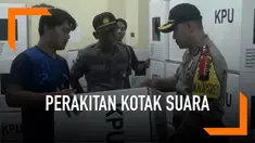 Perakitan kotak suara di Magelang, Jawa Tengah mulai dilakukan. Demi menjaga keamanan, aparat turut mengawasi proses tersebut.