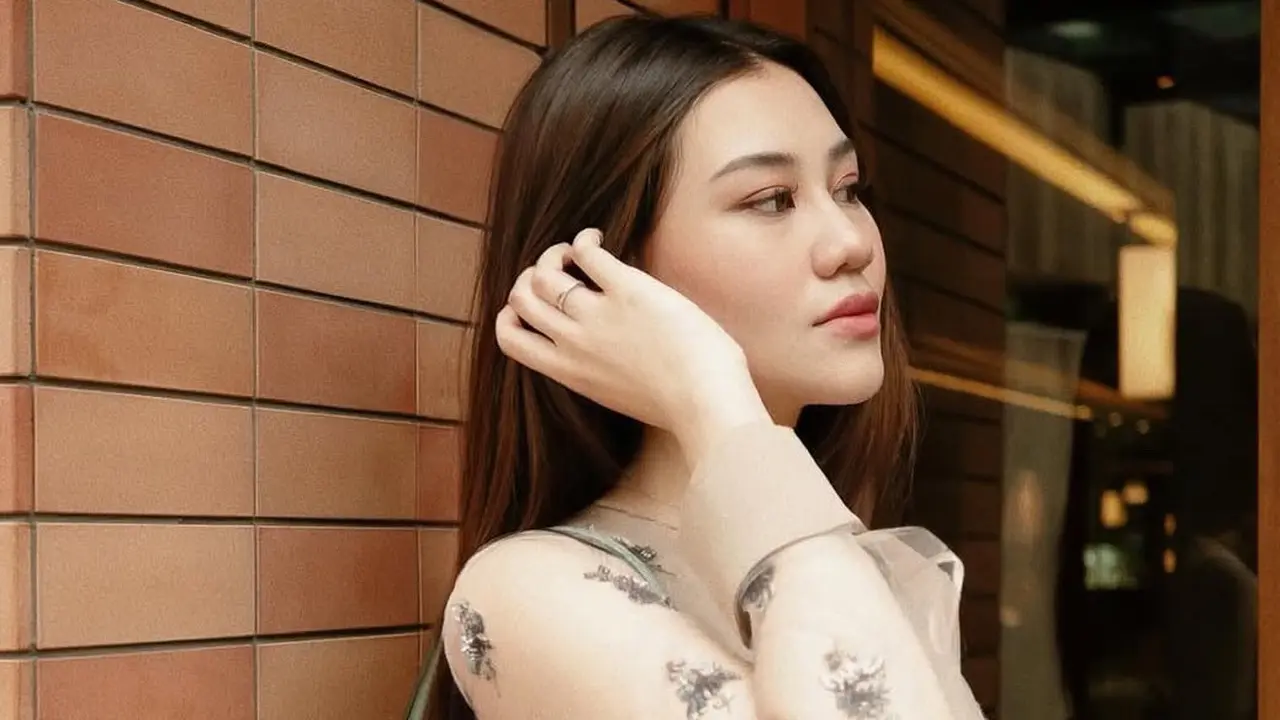 Aaliyah Massaid dengan ootd kenakan brand luxury