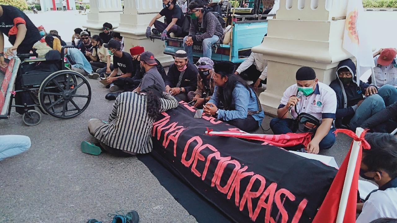 Unjuk Rasa UU Cipta Kerja