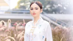 Syifa hadir di perayaan Hari Kebaya Nasional dengan penampilan yang menawan. Mantan kekasih Rizky Nazar ini tampil anggun dalam balutan kebaya warna putih lengan panjang, dengan motif bunga. Riasan flawless juga menyempurnakan parasnya yang ayu. (Liputan6.com/IG/@syifahadju)