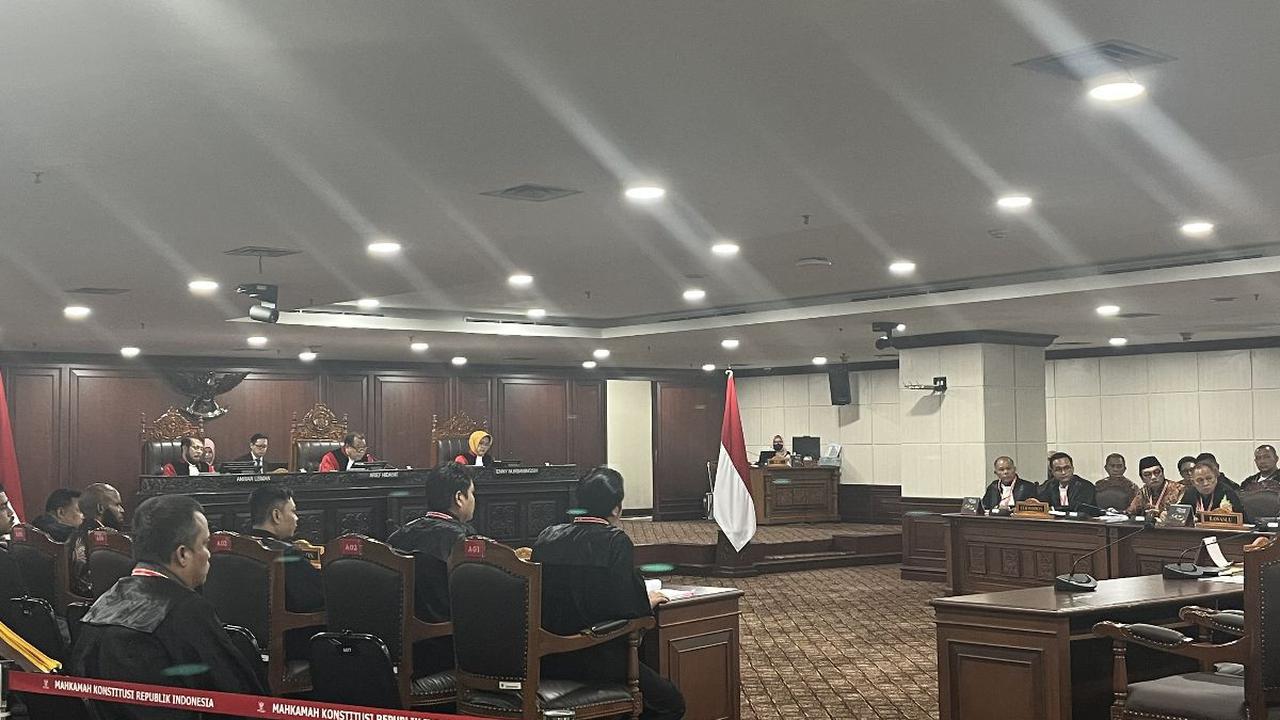 Hakim Mahkamah Konstitusi (MK) Suhartoyo mencecar Ketua Komisi Pemilihan Umum (KPU) terkait dengan sisa suara di pemilihan legislatif (Pileg) 2024.<br>