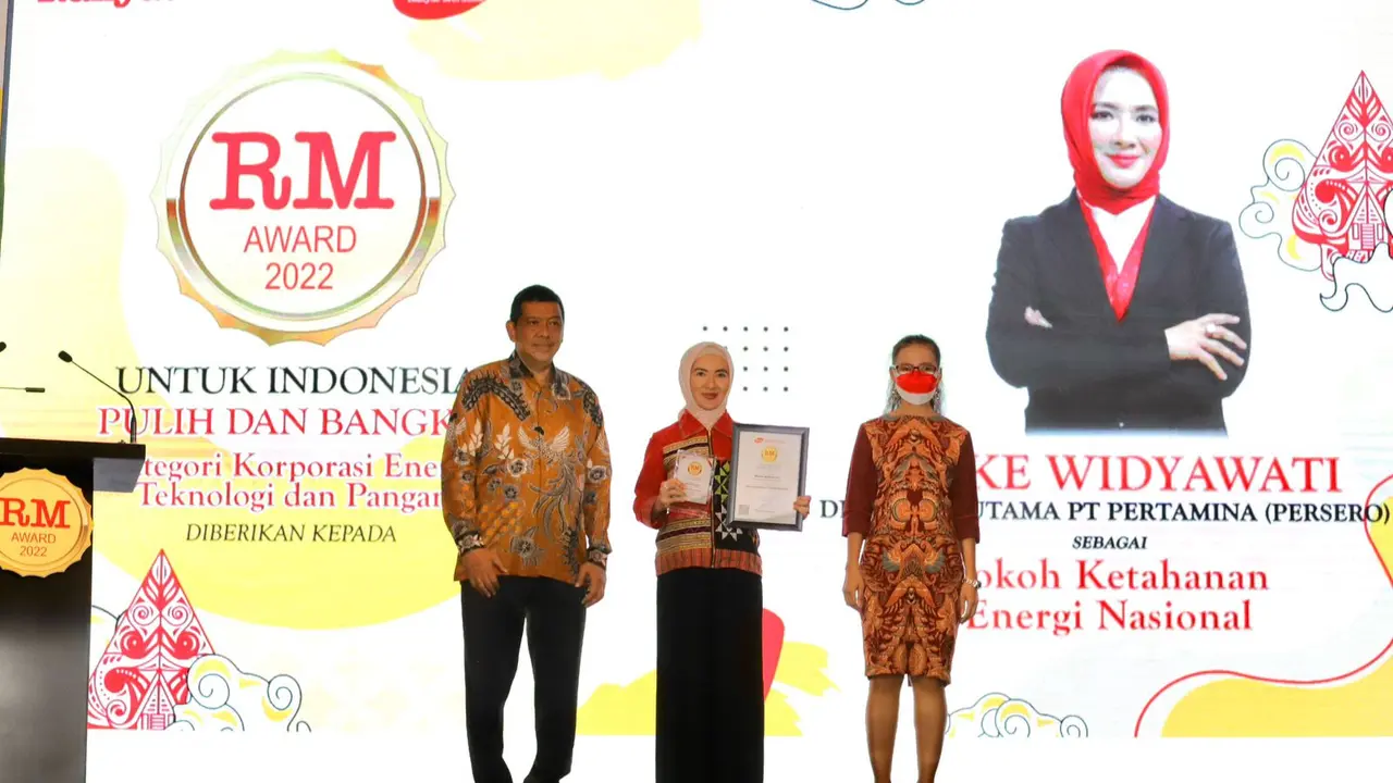 Direktur Utama PT Pertamina (Persero) Nicke Widyawati meraih penghargaan sebagai Tokoh Ketahanan Energi Nasional, dalam acara Rakyat Merdeka Award 2022.