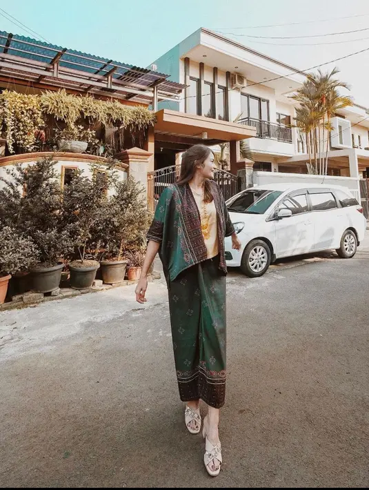 Baju lebaran dengan kain khas Indonesia yang dijadikan one set juga sangat keren. (instagram/enzystoria)