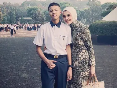 Momen kebersamaan Bagas bersama sang ibu tercinta. Saat ini, Bagas sedang menjalani sekolah militer di SMA Taruna Nusantara, Magelang, Jawa Tengah. (Liputan6.com/IG/@arzetibi)