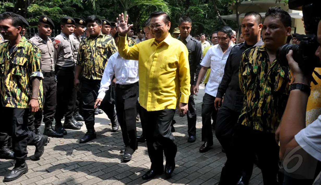 Ketua Umum Partai Golkar versi Munas Ancol, Agung Laksono sambangi Pengadilan Tata Usaha Negara Jakarta Timur (PTUN), Senin (18/5/2015). Agung datang ke PTUN untuk mendengarkan Surat Keputusan Sidang yang dibacakan oleh PTUN. (Liputan6.com/JohanTallo)