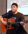 Menjelang Ramadhan, banyak musisi meluncurkan single atau album bertema religi. Begitu juga dengan Fadly Padi yang sering meluncurkan album religi. Tahun ini, Fadly masuk dalam album religi bersama penyanyi internasional. (Nurwahyunan/Bintang.com)