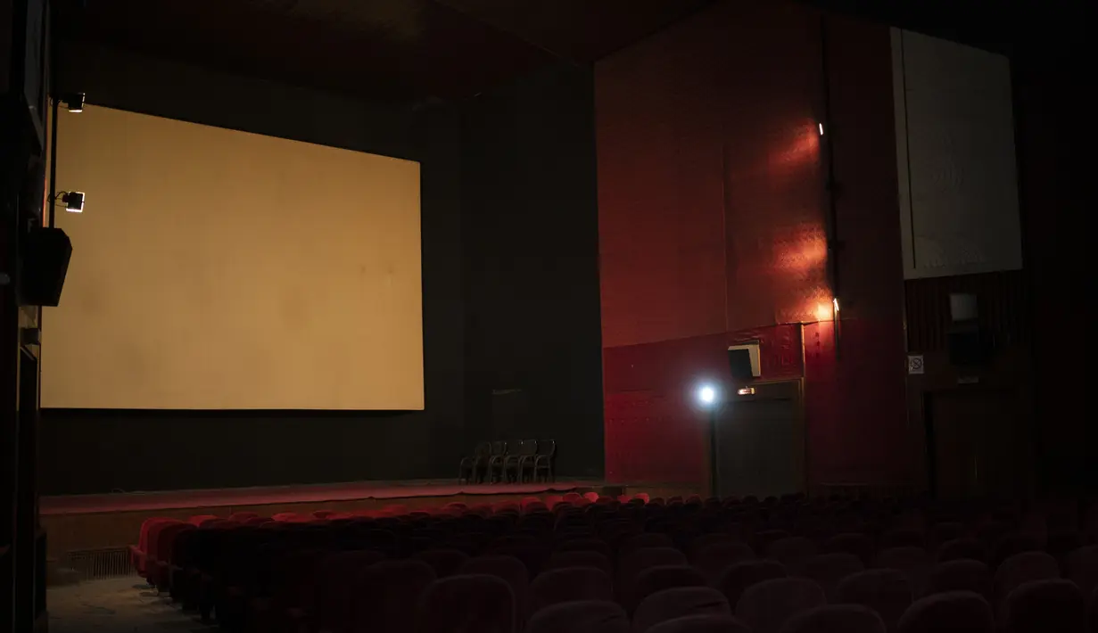 Ruang teater yang kosong dari Bioskop Ariana di Kabul, Afghanistan pada 4 November 2021. Setelah merebut kekuasaan tiga bulan lalu, Taliban memerintahkan bioskop untuk berhenti beroperasi. (AP Photo/Bram Jansen)