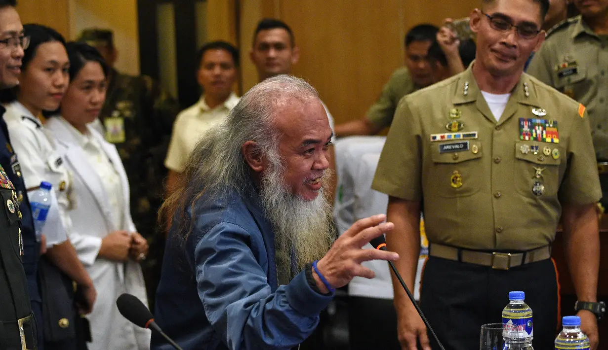 Pastor Teresito Suganob memberi keterangan saat konferensi pers di markas militer di Manila (18/9). Bebasnya Pastor Teresito 'Chito' Soganub dan jemaatnya diawali setelah pertempuran sengit selama berjam-jam. (AFP Photo/Ted Aljibe)