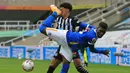 Kaki gelandang Brighton, Yves Bissouma, mengenai wajah bek Newcastle United, Jamal Lewis, saat berebut bola dalam laga Liga Inggris di St James' Park pada 22 September 2020. (AFP/Lindsey Parnaby)