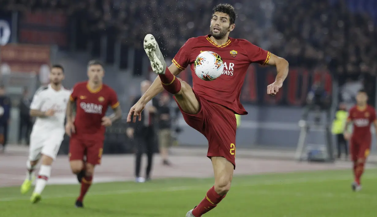 Gelandang AS Roma, Federico Fazio mengontrol bola saat bertanding melawan AC Milan pada pertandingan Lanjutan Liga Serie A Italia di Stadion Olimpiade Roma (28/10/2019). AS Roma menang tipis 2-1 atas AC Milan. (AP Photo/Andrew Medichini)