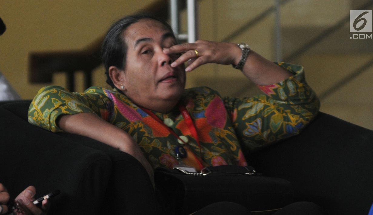 Irjen Kemenkeu Sumiyati menunggu giliran panggilan oleh penyidik di Gedung KPK, Jakarta, Senin (26/8/2019). Sumiyati diperiksa sebagai saksi terkait kasus dugaan korupsi proyek pengadaan kapal yang merugikan negara Rp 179 miliar didua instansi Direktorat Jenderal Bea dan Cukai dan KKP. (merdeka.com/