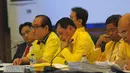Partai Golkar kubu Aburizal Bakrie saat mengikuti Mahkamah Partai Golkar di kantor DPP partai Golkar, Jakarta, Rabu (25/02/2015). Mahkamah digelar untuk mendamaikan dua kubu yang berbeda di tubuh Partai Golkar. (Liputan6.com/Andrian M Tunay)
