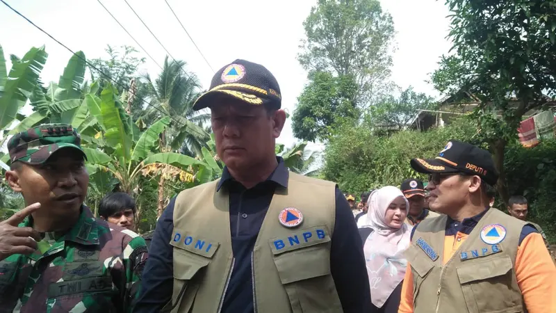 Kepala BNPB Doni Monardo saat meninjau rumah rusak akibat gempa di Kampung Karoyak, Desa Panjang Jaya, Kecamatan Mandalawangi, Kabupaten Pandeglang, Banten, Sabtu (3/8/2019)