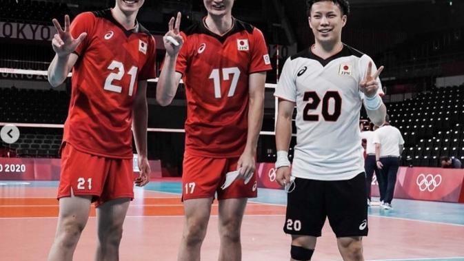 Pemain voli Jepang Ran Takahashi (kiri), bersama Kenta Takanashi (tengah), dan Tomohiro Yamamoto. Dok: Instagram @ran.volleyball0902