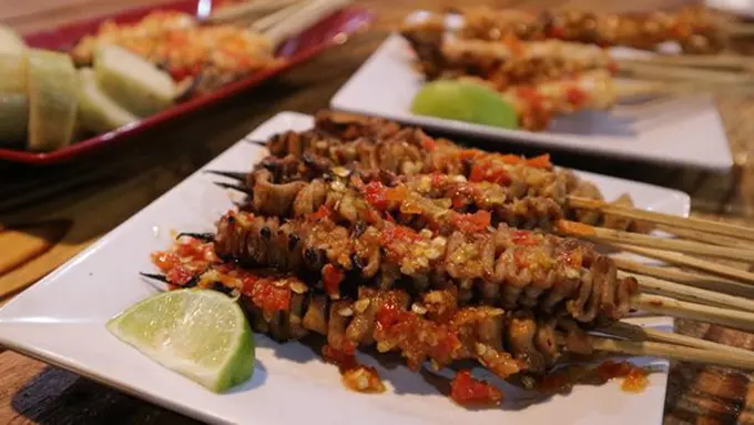 Mengolah usus ayam./Copyright Vemale/Winda