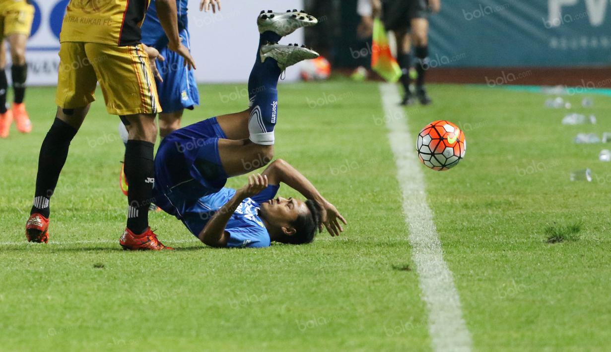 Pemain Persib, Samsul Arif terjatuh saat berebut bola dengan pemain Mitra Kukar pada laga Torabika SC 2016 di Stadion Gelora Bandung Lautan Api, Sabtu (18/6/2016). (Bola.com/Nicklas Hanoatubun)