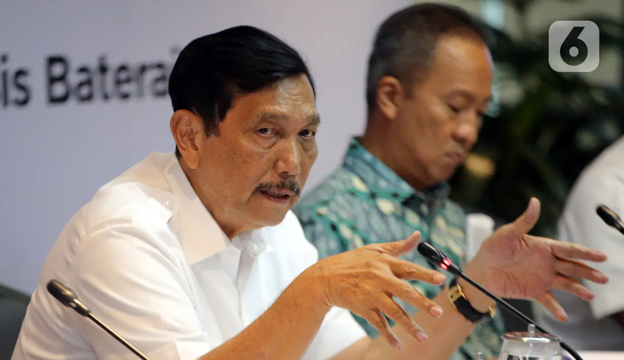 Menteri Koordinator Bidang Kemaritiman dan Investasi Luhut Binsar Pandjaitan (kiri) bersama Menteri Perindustrian Agus Gumiwang Kartasasmita saat menggelar konferensi pers di Jakarta, Senin (6/3/2023). Keterangan pers tersebut terkait pemerintah akan mengucurkan insentif Kendaraan Bermotor Listrik Berbasis Baterai (KBLBB) pada 20 Maret 2023. (Liputan6.com/Johan Tallo)