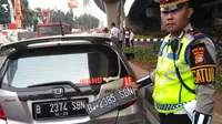Polisi amankan pengendara gunakan pelat ganda saat ganjil genap. (Liputan6.com/Ronald)