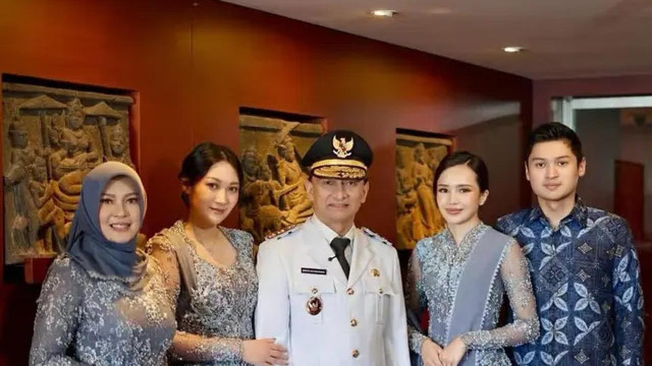 Potret 6 Artis Dampingi Ayah di Acara Pelantikan, Asila Maisa Tampil Memesona