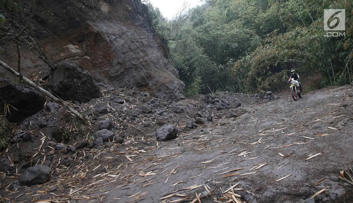 Relawan penyelamat hewan melintas di kawasan radius 3 km dari puncak Gunung Agung di Desa Sebudi, Karangasem, Bali, Senin (4/12). Erupsi Gunung Agung menyebabkan kawasan dalam radius terdampak mengalami kerusakan. (Liputan6.com/Immanuel Antonius)