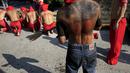 Para penganut Flagellation atau Flagellant saat melakukan tradisi cambuk pada acara kamis putih di kota Mandaluyong, Manila, Filipina, (24/3). Mereka mencambuk tubuh mereka sebagai bentuk penebusan dosa. (REUTERS / Romeo Ranoco)