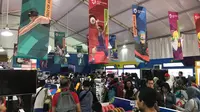 Para pengunjung di Stadion Utama Gelora Bung Karno menyerbu merchandise Asian Games 2018 (Foto: Ahmad Fawwas Usman/Liputan6.com)