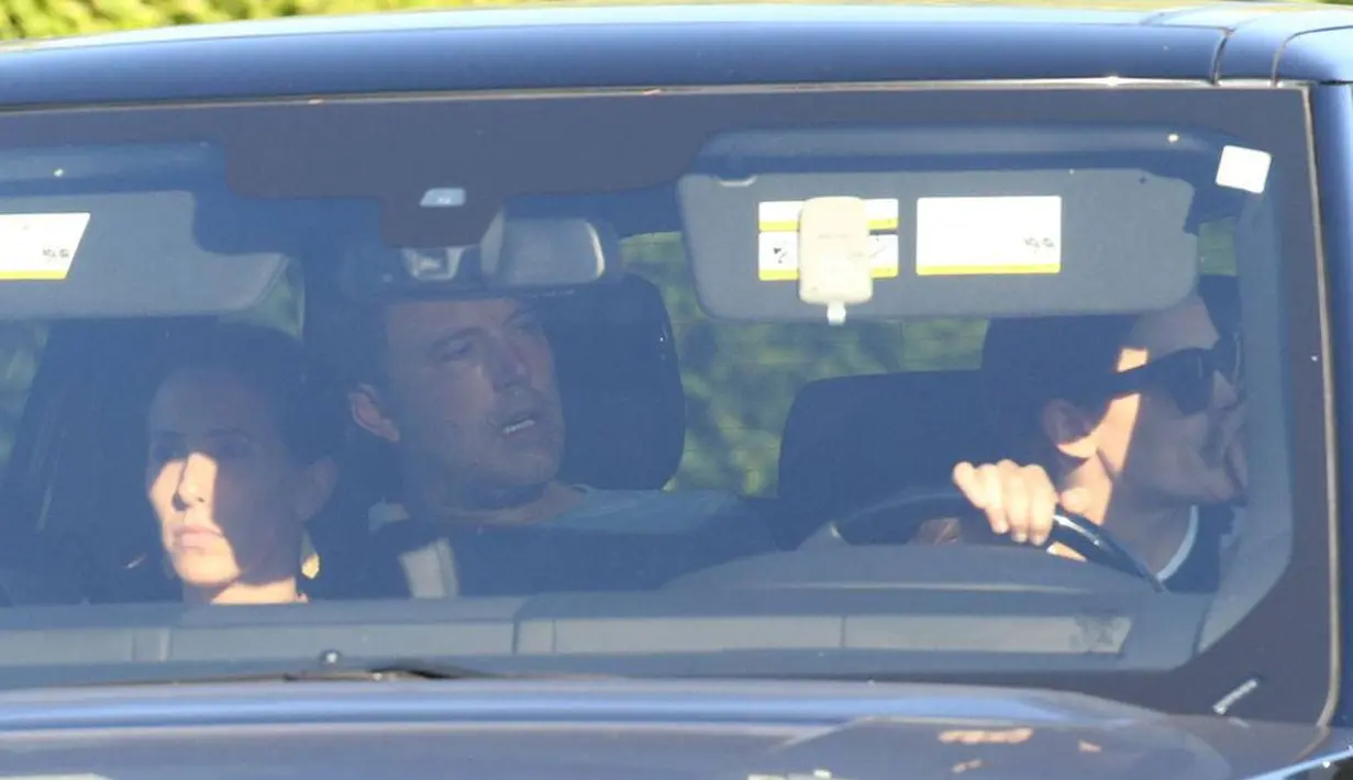 Namun Jen kembali ke rumah Ben dengan seorang wanita tak dikenal untuk mengantarkan Ben Affleck rehabilitasi. (E! News)