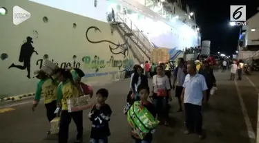 Ratusan pengungsi korban bencana gempabumi  dan tsunami di  Palu, Sulawesi Tengah, asal Jawa Timur, yang menggunakan kapal KM Labobar milik PT Pelni, tiba di darmaga terminal penumpang Gapura Surya, pelabuhan Tanjung Perak Surabaya.