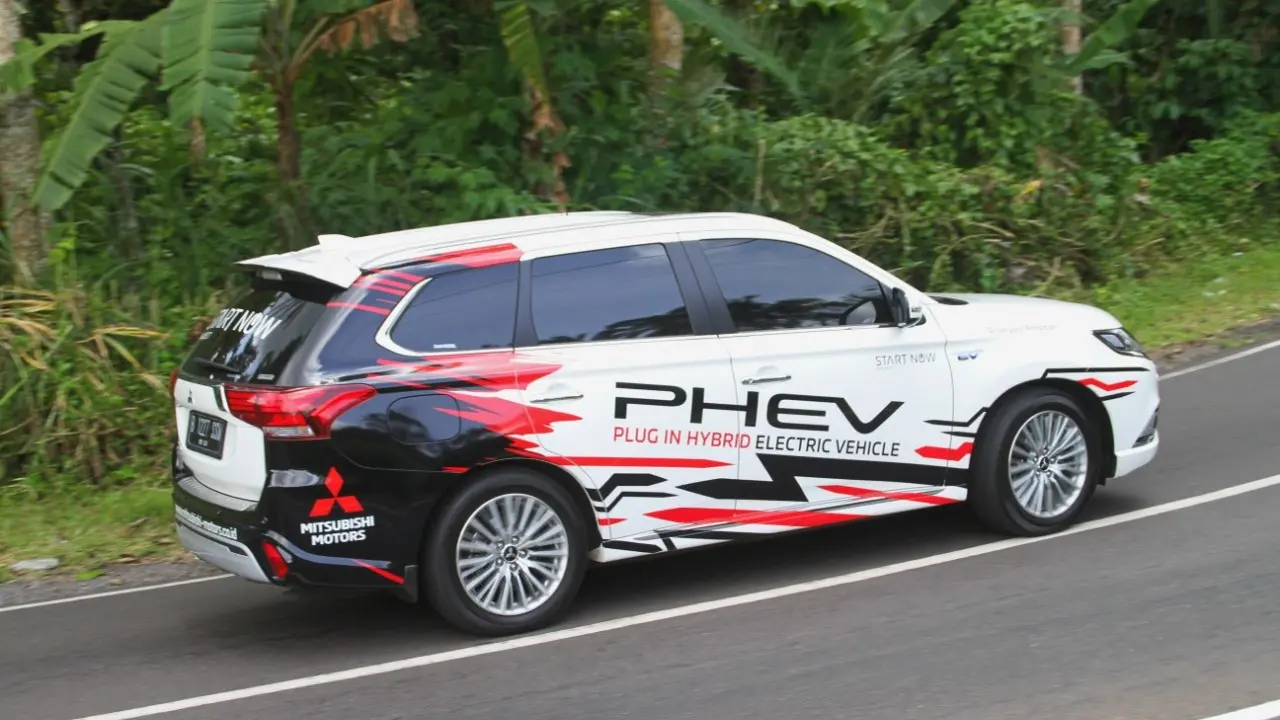 Mencoba ketangguhan Outlander PHEV di Bali