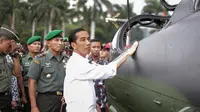 Presiden Jokowi meraba bodi sebuah helikopter di Pameran  Alutsista TNI AD, Jakarta, Rabu (17/12/2014). (LIputan6.com/Faizal Fanani)