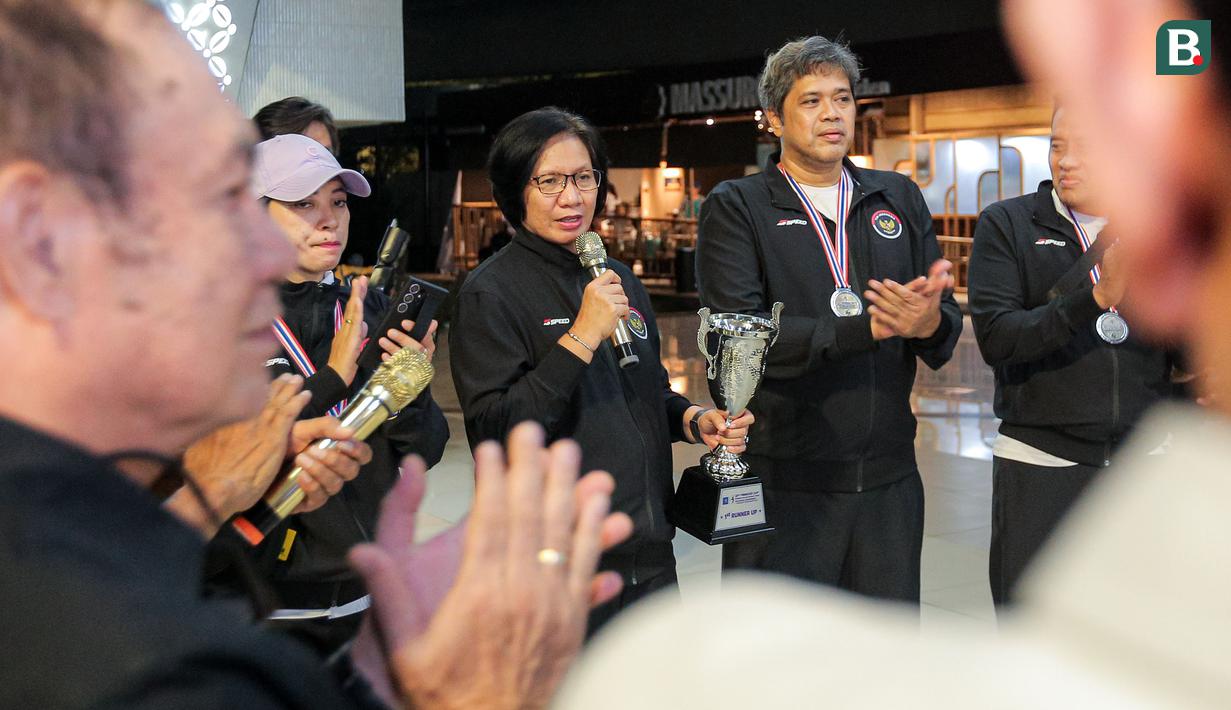 <p>Manajer Timnas voli putri Indonesia U-18, Ernita Pongky (tengah) memberi sambutan didampingi pelatih, Imam Agus Faisal dalam acara penyambutan oleh pengurus PBVSI di Terminal 3 Bandara Soekarno Hatta, Tangerang, Jumat (14/6/2024) usai menempati peringkat kedua pada turnamen bola voli putri Princess Cup 2024. (Bola.com/Bagaskara Lazuardi)</p>