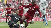 Gelandang Liverpool, Georginio Wijnaldum, berusaha melewati kiper West Ham, Lukasz Fabianski, pada laga Premier League di Stadion Anfield, Minggu (12/8/2018). Liverpool menang 4-0 atas West Ham. (AP/David Davies)