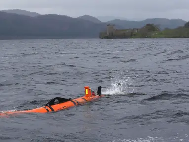 Robot pengintai cerdas bernama Munin saat mengeksplorasi danau Loch Ness di Skotlandia, Rabu (13/4). Robot ini nantinya akan menyelami daerah danau untuk menemukan mahluk mitos Skotlandia yang katanya tinggal di danau tersebut.(REUTERS / Russell Cheyne) 