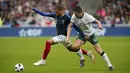 Striker Prancis, Kylian Mbappe, berebut bola dengan bek Irlandia, Derrick Williams, pada laga persahabatan di Stadion Stade de France, Senin (28/5/2018). Prancis menang 2-1 atas Irlandia. (AP/Thibault Camus)