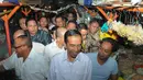 Jokowi dan ARB berkeliling pasar untuk melihat situasi pasar secara langsung, Pasar Gembrong, Jakarta Pusat, Selasa (14/5/2014) (Liputan6.com/Herman Zakharia)