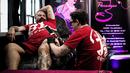 Seorang pria membuat tato di pahanya saat Paris Tattoo Convention di Grand Halle de la Villette, Paris, Prancis, Jumat (9/3). Paris Tattoo Convention tahun ini merupakan yang kedelapan. (Philippe LOPEZ/AFP)