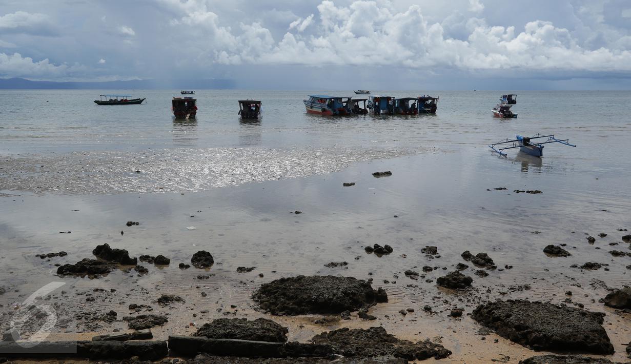 Sejumlah kapal bersandar menunggu penumpang di Pulau Bunaken, Manado, Sabtu (17/12). Manado memiliki bandara internasional Samratulangi yang terhubung 8 kota di Tiongkok dan Singapura. (Liputan6.com/Fery Pradolo)