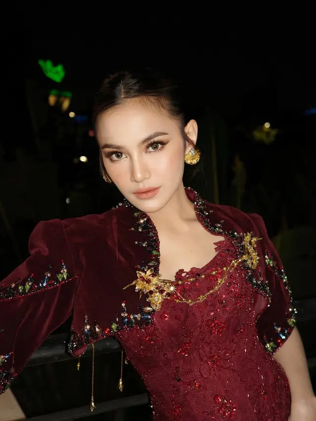5 Detail Kebaya Mahalini dengan Outer Mini saat Kondangan