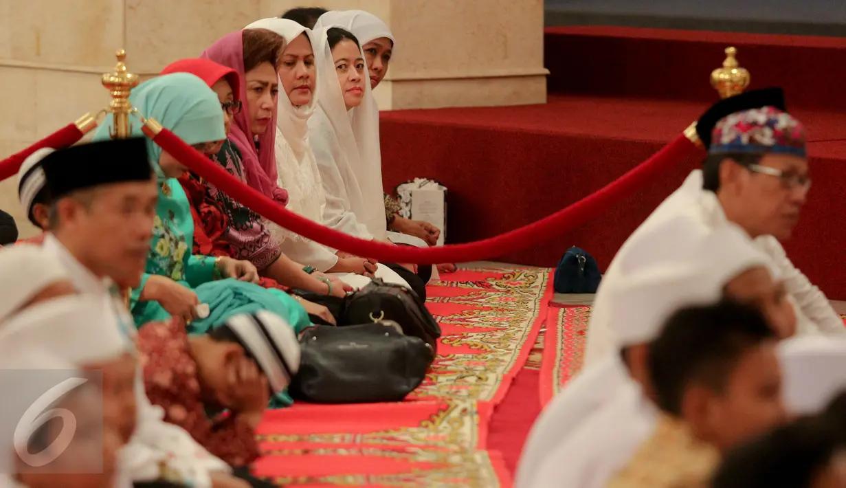 Ibu Negara, Iriana terlihat bersama sejumlah Menteri ikut mendengarkan siraman rohani saat acara buka puasa bersama ratusan yatim di Istana Negara, Jakarta, Kamis (18/6/2015). (Liputan6.com/Faizal Fanani)