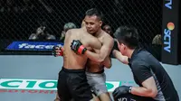 Adi Paryanto (kanan) usai bertarung dengan Aziz Calim. (foto: ONE Championship)