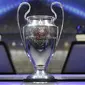 Trofi Liga Champions terpampang pada undian Liga Champions 2017/2018 di Grimaldi Forum, Kamis (24/8/2017). (AP Photo/Claude Paris)