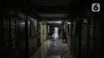 Warga beraktifitas di unit rumah di Rusun Bendungan Hilir 2, Jakarta, Senin (4/5/2020). Pemerintah Provinsi DKI Jakarta berencana membebaskan uang retribusi atau tarif rumah susun sederhana sewa (rusunawa) di tengah wabah Covid-19. (Liputan6.com/Faizal Fanani)